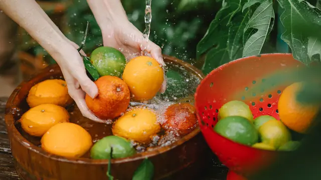 Ilustrasi Mencuci Buah