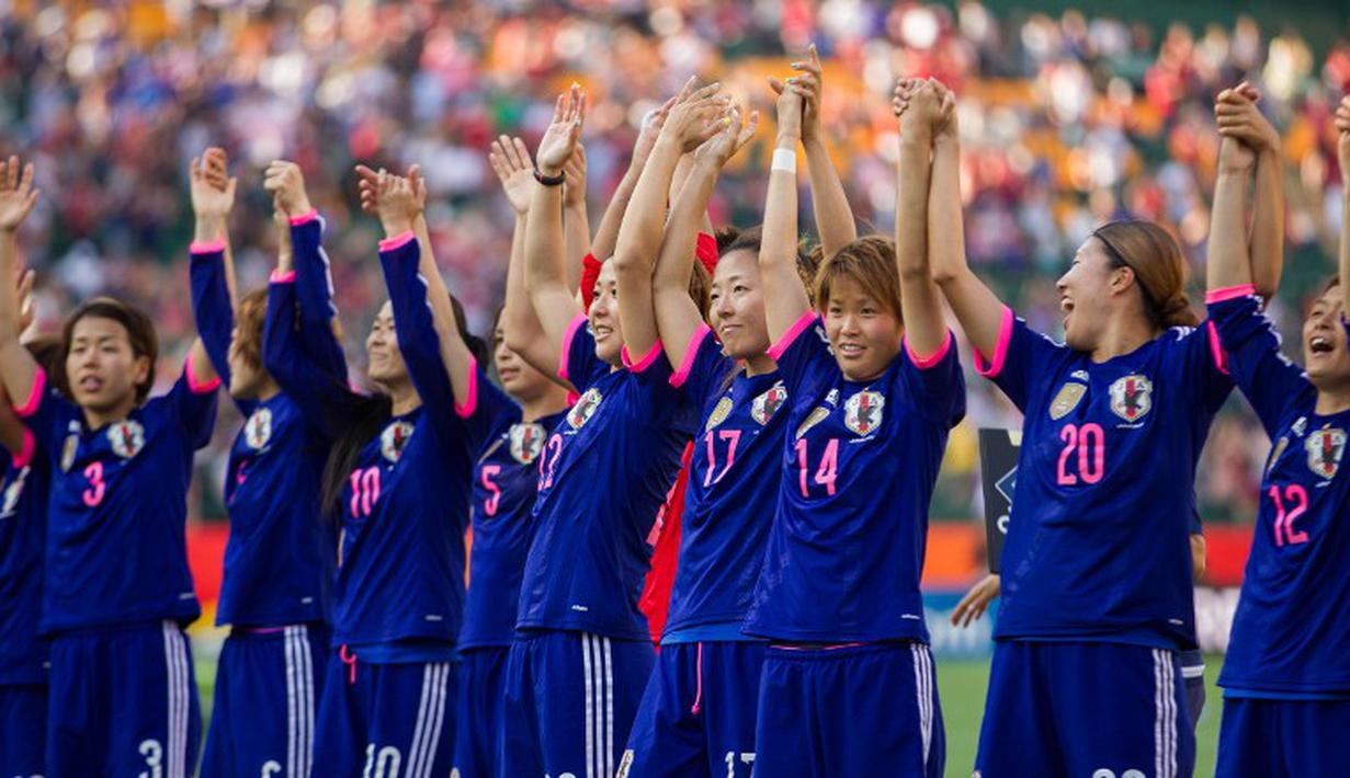 Pemain Jepang merayakan kemenangan atas Inggris. (AFP PHOTO/Geoff Robins)