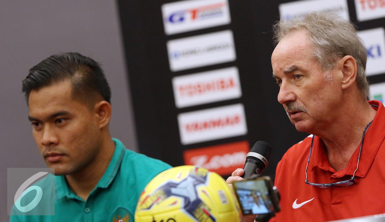 Pelatih Timnas Indonesia, Alfred Riedl (kanan) memberi keterangan jelang laga semifinal leg pertama Piala AFF 2016 melawan Vietnam di Bogor, Jumat (2/12). Laga kedua tim akan digelar Stadion Pakansari, Sabtu (3/12). (Liputan6.com/Helmi Fithriansyah)