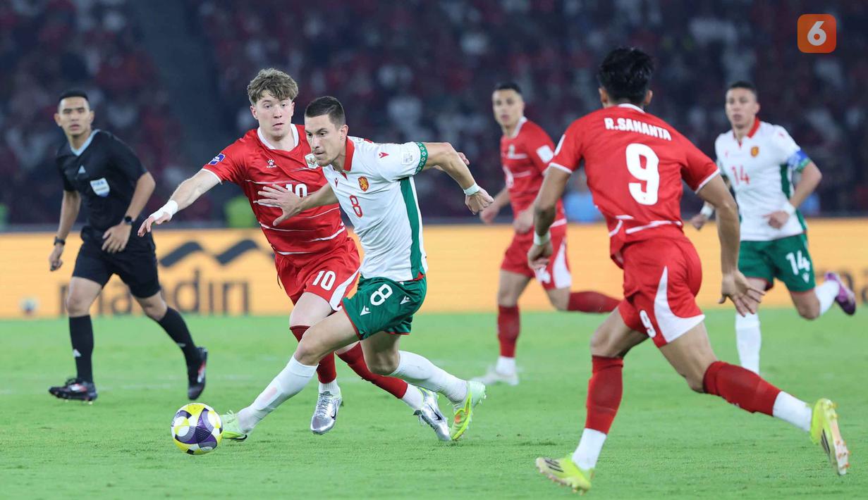 Di awal babak kedua, Timnas Indonesia melakukan perubahan dengan memasukkan Ivar Jenner. Tampak dalam foto, penyerang Timnas Indonesia, Ole Romeny (kedua kiri) berusaha menahan pergerakan pemain Bulgaria, Andrian Kraev, pada laga final FIFA Series 2026 di Stadion Utama Gelora Bung Karno (SUGBK), Jakarta, Senin (30/3/2026) malam WIB. (Bola.com/M. Iqbal Ichsan)