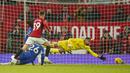 Kiper Chelsea, Robert Sanchez (kanan), tidak dapat menjangkau bola dari tendangan pemain Manchester United, Scott McTominay (kiri),  dalam pertandingan pekan ke-15 Liga Inggris 2023/2024 yang berlangsung di Old Trafford, Kamis (7/12/2023) dini hari WIB. (AP Photo/Dave Thompson)