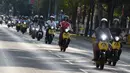 Sejumlah orang mengendarai motor skuter listrik dalam parade kendaraan listrik di Wina, Austria, 13 September 2020. Ratusan kendaraan listrik ambil bagian dalam parade E-Mobility "Rock the Ring" untuk mempromosikan mobilitas bebas emisi dan ramah iklim. (Xinhua/Guo Chen)