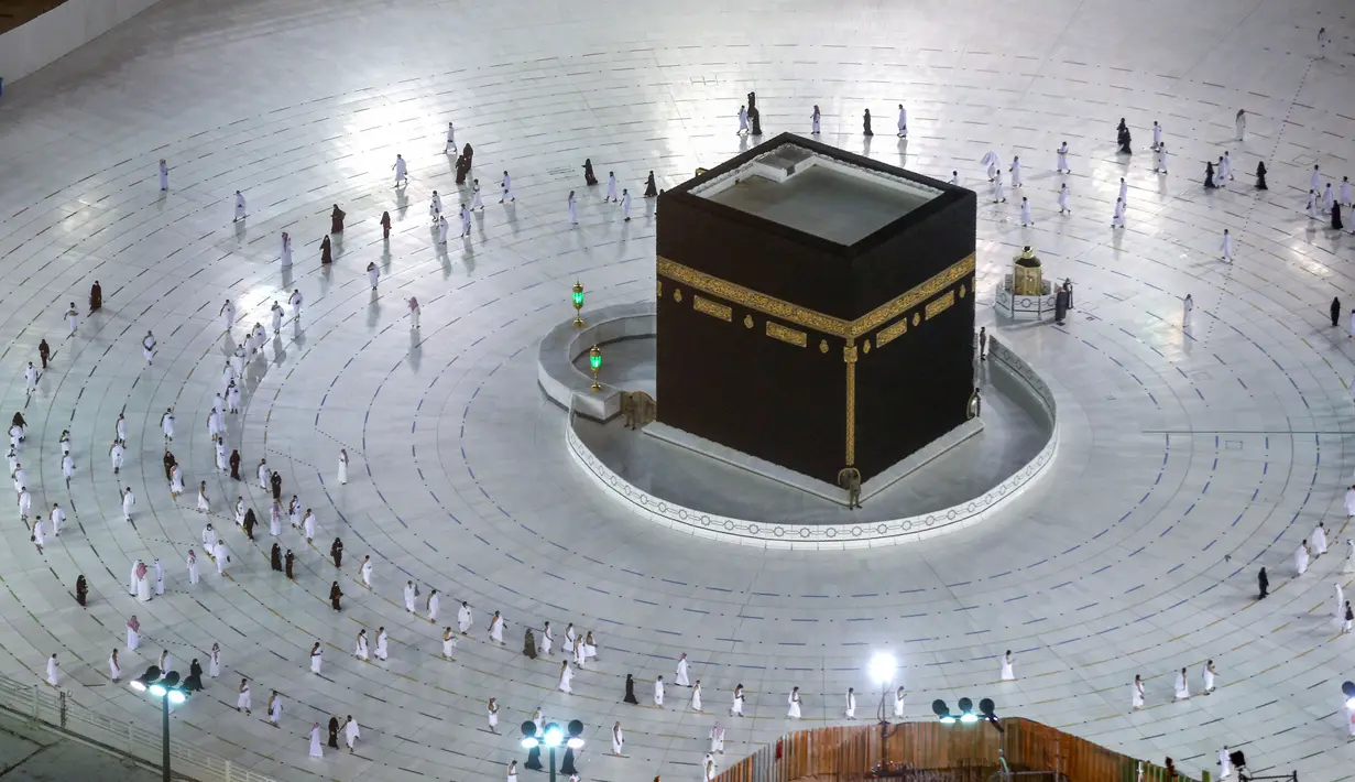 Warga Saudi dan warga asing mengelilingi Ka'bah (tawaf) saat melaksanakan umrah di kompleks Masjidil Haram, kota suci Makkah, Minggu (4/10/2020). Arab Saudi mengizinkan kembali ibadah umrah usai peringanan pembatasan sosial dan karantina wilayah di tengah pandemi Covid-19 di Tanah Suci. (AFP)