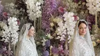 Saat pengajian pernikahan, Enzy nampak mengenakan dress panjang berwarna putih yang serasi dengan kerudungnya. @sashamlubis/@deimrn.