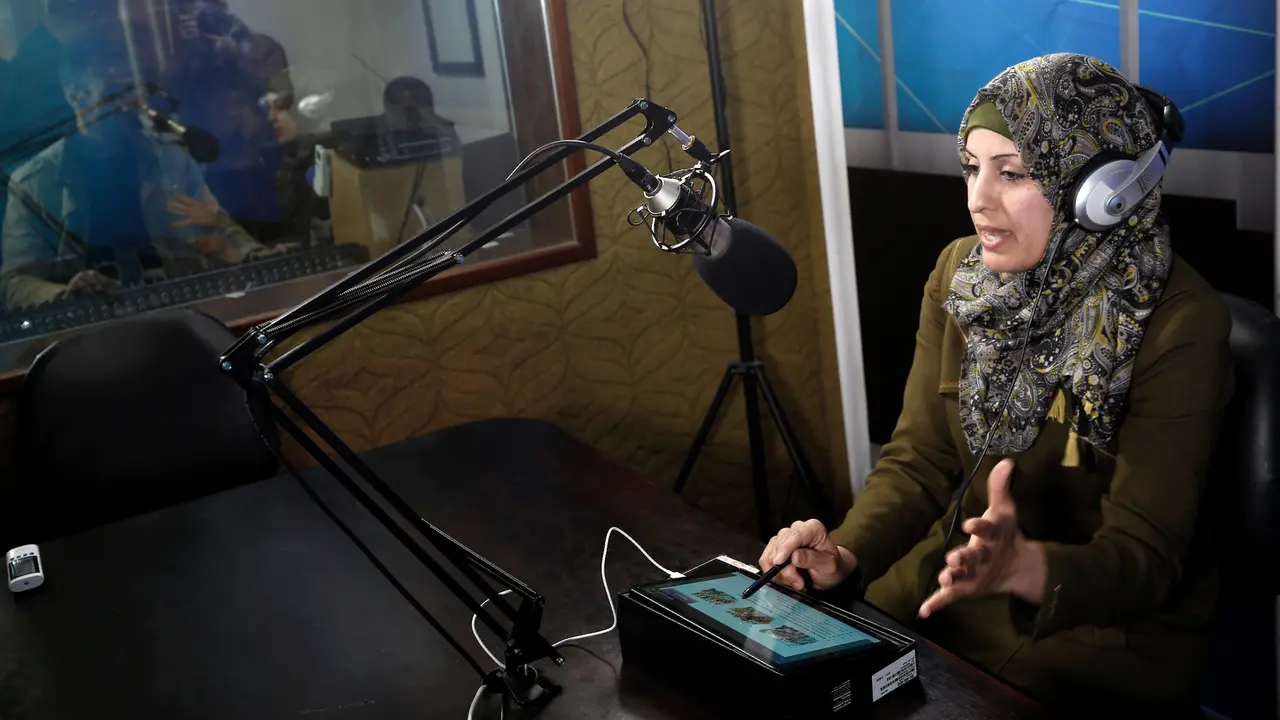 Diisolasi Akibat Corona, Guru di Gaza Mengajar Lewat Siaran Radio