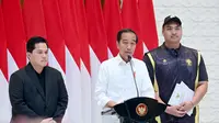 Presiden Jokowi memerintahkan Menko Polhukam Mahfud Md untuk menyelesaikan masalah pengungsi Rohingya di Aceh. Hal itu disampaikan Jokowi saat ditemui di Lanud Halim Perdanakusuma, Jakarta Timur, Senin 4 Desember 2023. (Merdeka.com)