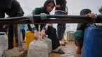 Seorang pemuda Palestina mengambil air di pabrik desalinasi, Khan Younis, Jalur Gaza selatan, Jumat 6 Februari 2026. Pengungsi Palestina di Gaza masih harus berjuang untuk mendapatkan air bersih dan bantuan makanan di dapur umum Khan Younis, Jalur Gaza selatan. (AP Photo/Abdel Kareem Hana)