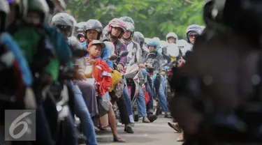 Ribuan pengendara sepeda motor mengantri di pintu Utama untuk memasuki Taman Impian Jaya Ancol, Jakarta Utara, Jumat (6/5). Libur panjang dimanfaatkan warga Jakarta untuk mengunjungi objek wisata di Kawasan Ancol. (Liputan6.com/Gempur M Surya)