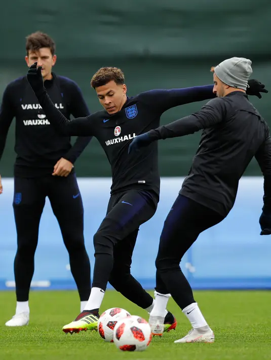 Gelandang Inggris, Dele Alli berebut bola dengan Kyle Walker saat mengikuti latihan di Spartak Zelenogorsk, St. Petersburg, Rusia,(2/7). Inggris akan berhadapan dengan Kolombia pada babak 16 besar Piala Dunia 2018. (AP Photo / Alastair Grant)