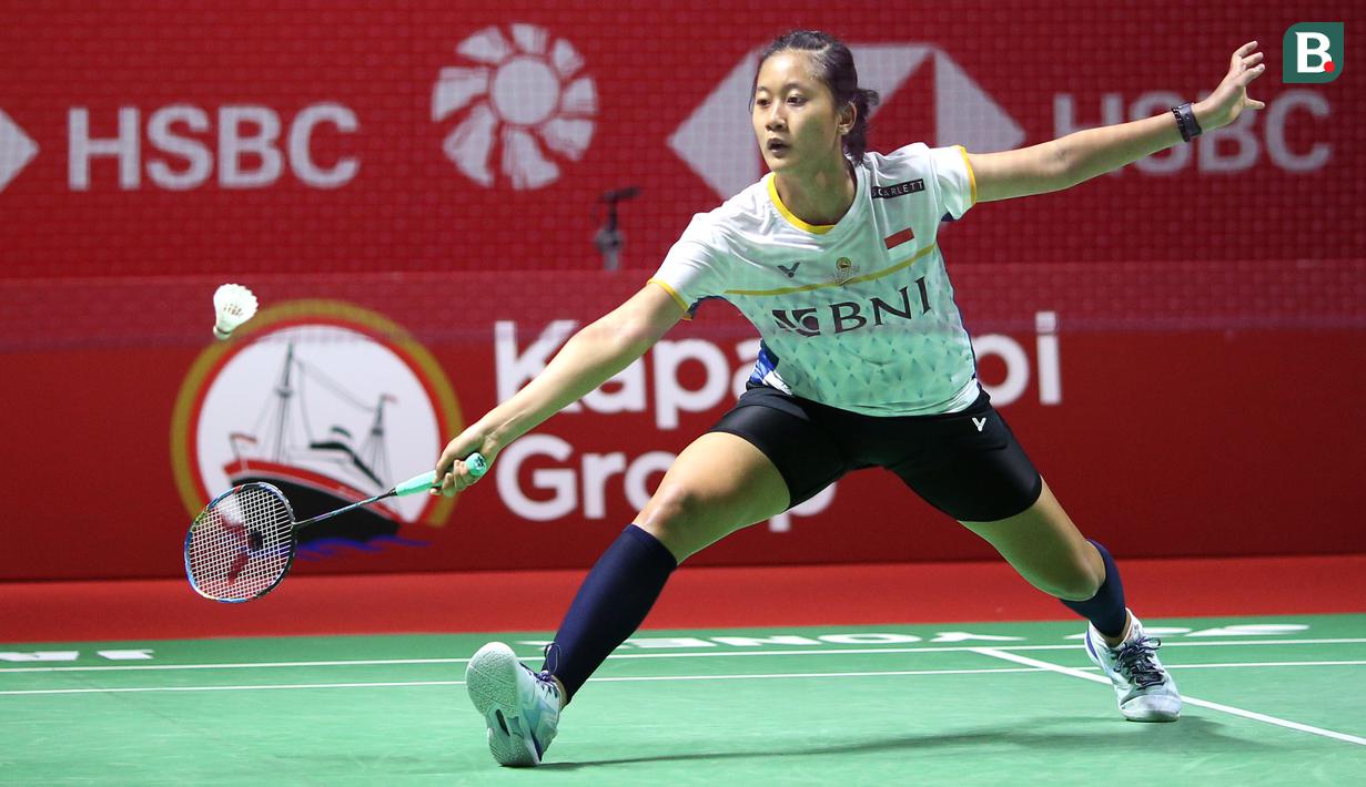 <p>Pebulu tangkis tunggal putri Indonesia, Putri Kusuma Wardani saat menghadapi wakil Amerika Serikat, Iris Wang pada laga babak 32 besar Kejuaraan Bulu Tangkis Indonesia Open 2023 di Istora Senayan, Jakarta, Selasa (13/6/2023). Putri Kusuma Wardani menang rubber game 15-21, 22-20 dan 23-21. (Bola.com/Bagaskara Lazuardi)</p>