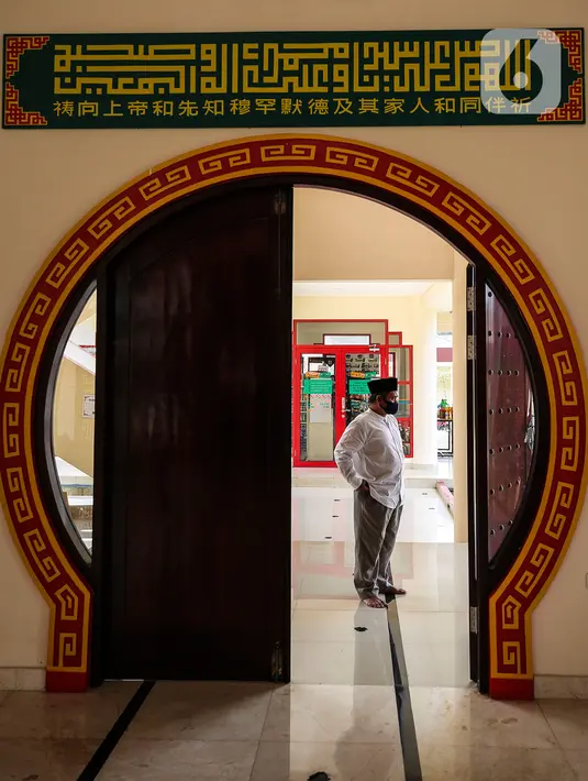 Seorang pria terlihat berada di Masjid Babah Alun Desari, Cilandak, Jakarta Selatan, Jumat (23/4/2021). Masjid yang dibangun oleh Muhammad Jusuf Hamka ini dibangun dengan arsitektur bergaya Oriental terlihat dari ukiran dan ornamen yang bergaya mandarin. (Liputan6.com/JohanTallo)