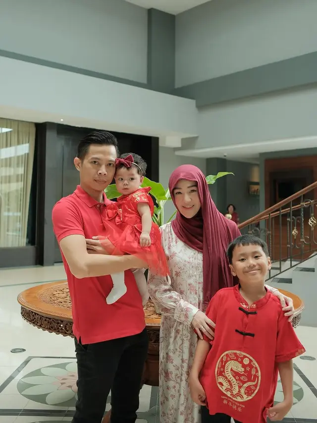 6 Potret Larissa Chou Rayakan Imlek Bareng Keluarga, Anaknya Senang Dapat Angpao