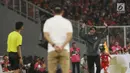 Pelatih Persija, Stefano Cugurra (kanan) melakukan protes saat laga melawan Arema FC pada lanjutan Go-Jek Liga 1 Indonesia 2018 bersama Bukalapak di Stadion GBK Jakarta, Sabtu (31/3). Persija unggul 3-1. (Liputan6.com/Helmi Fithriansyah)