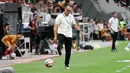 Pelatih Boreno FC, Fábio Lefundes menendang bola saat laga lanjutan BRI Super League 2025/2026 melawan Persija Jakarta di Jakarta International Stadium (JIS), Jakarta Utara, Selasa (03/03/2026). (Bola.com/M Iqbal Ichsan)