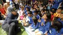 Menteri Koperasi dan UKM Anak Agung Gede Ngurah Puspayoga (kiri) berbincang dengan sejumlah anak saat menghadiri HUT-3 Jurnalis Joran Indonesia (Jojoners) yang mengusung Tema 'Tri Hita Karana', Bali, Jumat (27/1). (Liputan6.com/Angga Yuniar)