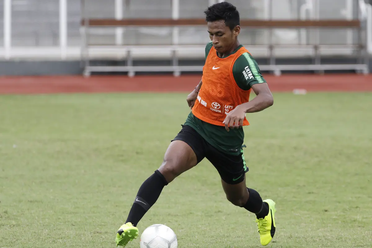 Pemain Timnas Indonesia U-22, Osvaldo Haay, mengontrol bola saat latihan. (Bola.com/Yoppy Renato)