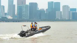 Polisi patroli di Sungai Qiantang menjelang terjadinya gelombang pasang di Hangzhou, Zhejiang, China, 4 Oktober 2020. Gelombang pasang Sungai Qiantang yang terkenal dengan tinggi dan kecepatannya, terjadi bertepatan dengan libur Hari Nasional dan Festival Pertengahan Musim Gugur. (Xinhua/Jiang Han)