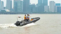 Polisi patroli di Sungai Qiantang menjelang terjadinya gelombang pasang di Hangzhou, Zhejiang, China, 4 Oktober 2020. Gelombang pasang Sungai Qiantang yang terkenal dengan tinggi dan kecepatannya, terjadi bertepatan dengan libur Hari Nasional dan Festival Pertengahan Musim Gugur. (Xinhua/Jiang Han)