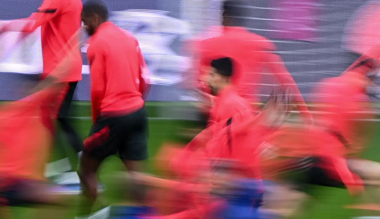 Foto yang diambil dengan efek rana lambat menunjukkan para pemain Atletico Madrid mengikuti sesi latihan di Madrid pada 22 Februari 2022. Atletico Madrid bakal bertemu Manchester United di leg pertama babak 16 besar Liga Champions, Kamis dini hari WIB 24 Februari 2022. (OSCAR DEL POZO/AFP)
