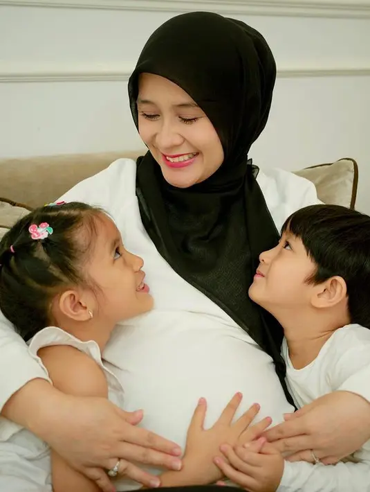 Setelah memutuskan untuk program hamil anak ketiga, pemeran dalam film Once Upon a Time in Indonesia itu mengaku langsung melepas alat KB-nya. Berharap segera mendapatkan momongan. [Instagram/ryana_dea]