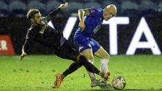 Pemain Stockport County, Sam Minihan, berebut bola dengan pemain West Ham United, Said Banrahma, pada laga Piala FA di Stadion Edgeley Park, Senin (11/1/2021). West Ham United menang dengan skor tipis 1-0. (Martin Rickett/Pool via AP)