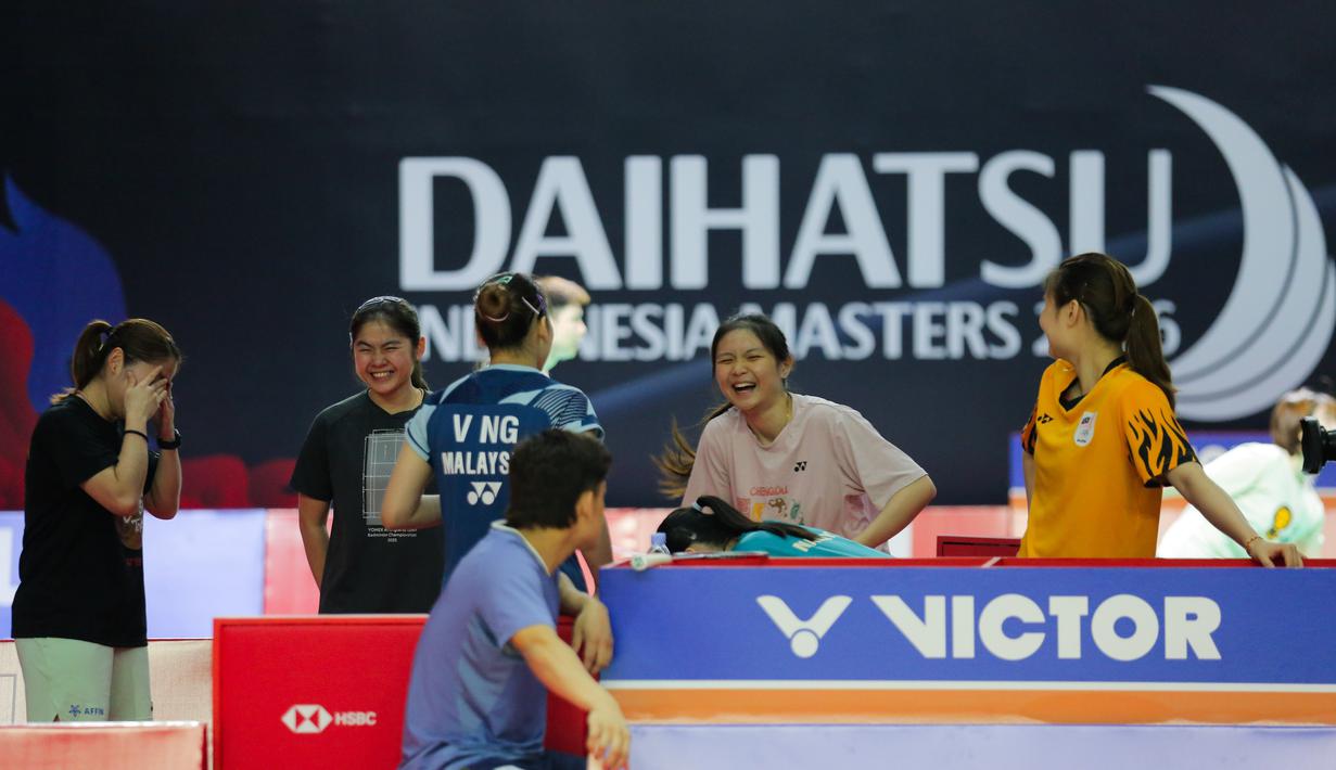 274 pebulu tangkis dari 21 negara akan saling berkompetisi untuk memperebutkan hadiah senilai 500 dolar AS atau Rp8 Miliar. Tampak dalam foto, pebulu tangkis putri dari Malaysia sebelum melakukan latihan sekaligus uji lapangan jelang perhelatan Indonesia Masters 2026 di Istora, Kompleks Gelora Bung Karno (GBK), Senayan, Jakarta, Senin (19/1/2026). (Bola.com/Bagaskara Lazuardi)