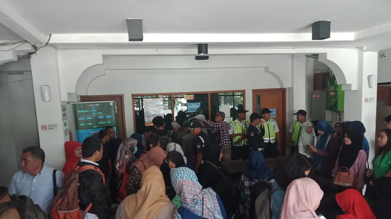 Mengadu ke Disdik Bandung, Emak-Emak Protes soal PPDB Sistem Zonasi