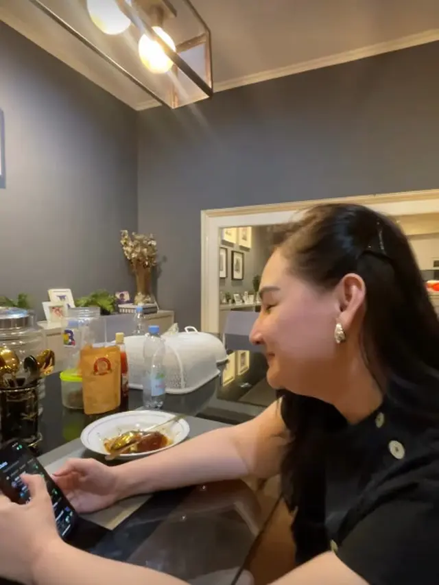 Potret Ruang Makan di Rumah Tengku Firmansyah dan Cindy Fatika Sari