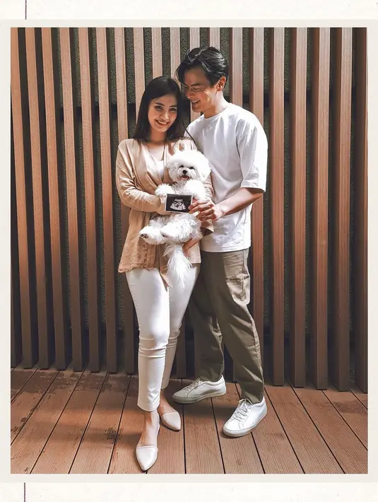 Dalam salah satu ungghan, Dion tengah menunjukan foto hasil USG calon bayi mereka. Sedangkan sang istri terlihat sedang menggendong anjing putih kesayangan pasangan yang satu ini. (Instagram/dionwiyoko)