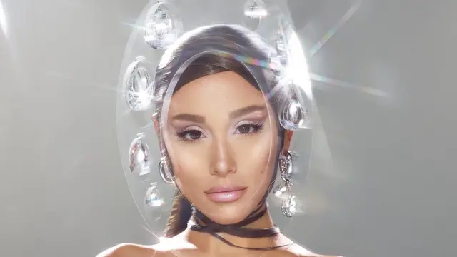 Potret Ariana Grande untuk produk kosmetiknya r.e.m beauty