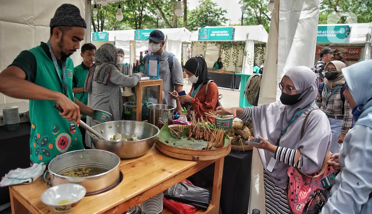 <p>Penjaja kuliner melayani pengunjung di Festival Jajanan Bango (FJB), Senayan, Jakarta, Jumat (28/10/2022). Sebanyak 90 penjaja kuliner turut berpartisipasi dalam FJB yang digelar selama tiga hari, yakni 28-30 Oktober. (Liputan6.com/Angga Yuniar)</p>