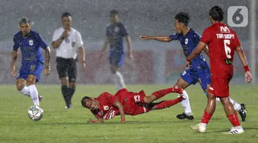 Pemain Persija Jakarta, Riko Simanjuntak, terjatuh saat melawan PSIS Semarang pada laga BRI Liga 1 di Stadion Indomilk Arena, Tangerang, Minggu (12/9/2021). Pertandingan berakhir 2-2. (Bola.com/M. Iqbal Ichsan)