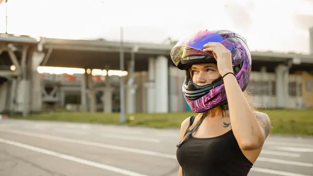 Jangan Asal Cuci Muka, Ini Cara Merawat Kulit untuk Perempuan yang Sering Berkendara dengan Motor