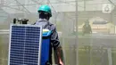 Pekerja menyiram tanaman dengan sumber energi dari solar cell di Pembangkit Listrik Tenga Surya (PLTS) 1 MWp, Bangli, Bali, Selasa (31/8/2021). PLTS 1 MWp ini dikelola secara mandiri oleh BUMD Perusahaan Daerah Bhukti Mukti Bhakti di bawah Pemkab Bangli. (merdeka.com/Arie Basuki)