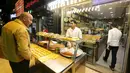 Seorang warga Suriah bekerja di toko roti di daerah bernama kota 6 Oktober, Giza, Mesir, (19/3). Sejumlah warga Suriah berpindah didaerah mesir untuk menghindari konflik yang terjadi di negaranya. (REUTERS / Mohamed Abd El Ghany)
