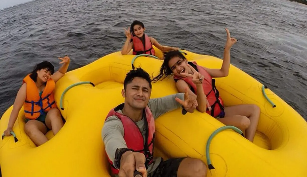 Sonya dan Hengky menikamti olah raga air yang  menantang. (Instagram @sonyafatmala)