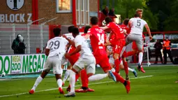 Pemain Bayern Munchen Benjamin Pavard (kanan) mencetak gol ke gawang Union Berlin pada pertandingan Bundesliga di Berlin, Jerman, Minggu (17/5/2020). Bayern Munchen masih memuncaki klasemen Bundesliga usai mengalahkan Union Berlin 2-0. (HANNIBAL HANSCHKE/POOL/AFP)