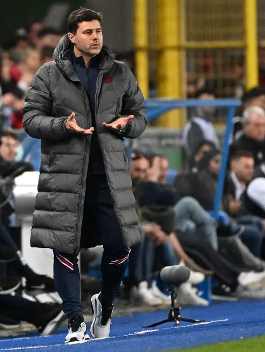 Pelatih Paris Saint-Germain Mauricio Pochettino memberi isyarat selama pertandingan sepak bola L1 Prancis antara Strasbourg RC dan PSG di stadion La Meinau di Strasbourg, Prancis timur, pada 29 April 2022. (SEBASTIEN BOZON / AFP )