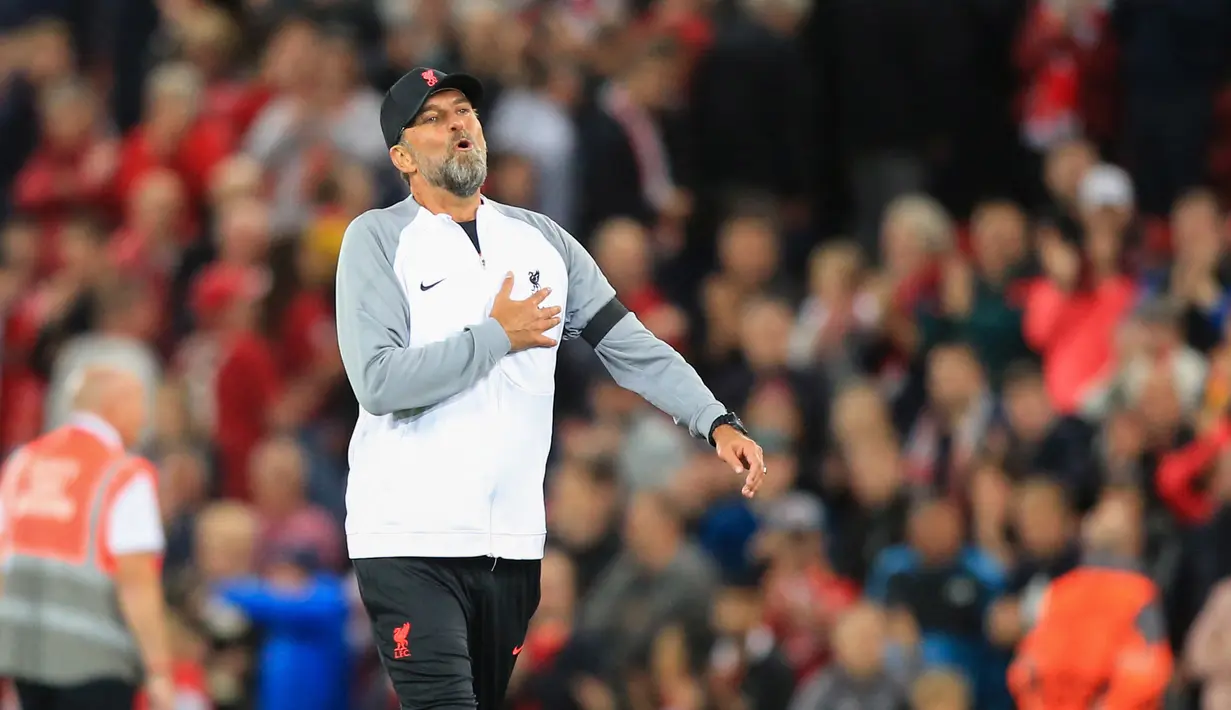 Jurgen Klopp akhirnya bisa bernafas lega usai Liverpool mengalahkan Ajax Amsterdam dengan skor 2-1 dalam laga matchday 2 fase grup Liga Champions 2022/2023 yang digelar di Anfield, Rabu (14/9/2022). (AFP/Lindsey Parnby)