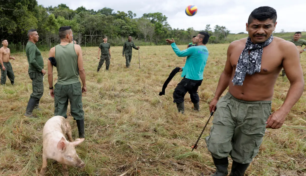 Para pejuang dari Angkatan Bersenjata Revolusioner Kolombia (FARC) bermain voli di sebuah kamp dimana mereka mempersiapkan diri untuk pengesahan kesepakatan damai dengan pemerintah, di Yari Plains, Kolombia, (17/9). (REUTERS/John Vizcaino)