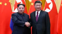 Kim Jong Un bertemu Presiden China Xi Jinping. (Ju Peng/Xinhua via AP)