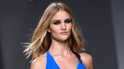 Model asal Inggris, Rosie Huntington-Whiteley tampil dalam warna cobalt blue dengan potongan super tinggi koleksi Atelier Versace pada rangkaian Paris Haute Couture Fashion Week Spring-Summer 2016 di Paris, Minggu (24/1). (AFP PHOTO / Miguel Medina)
