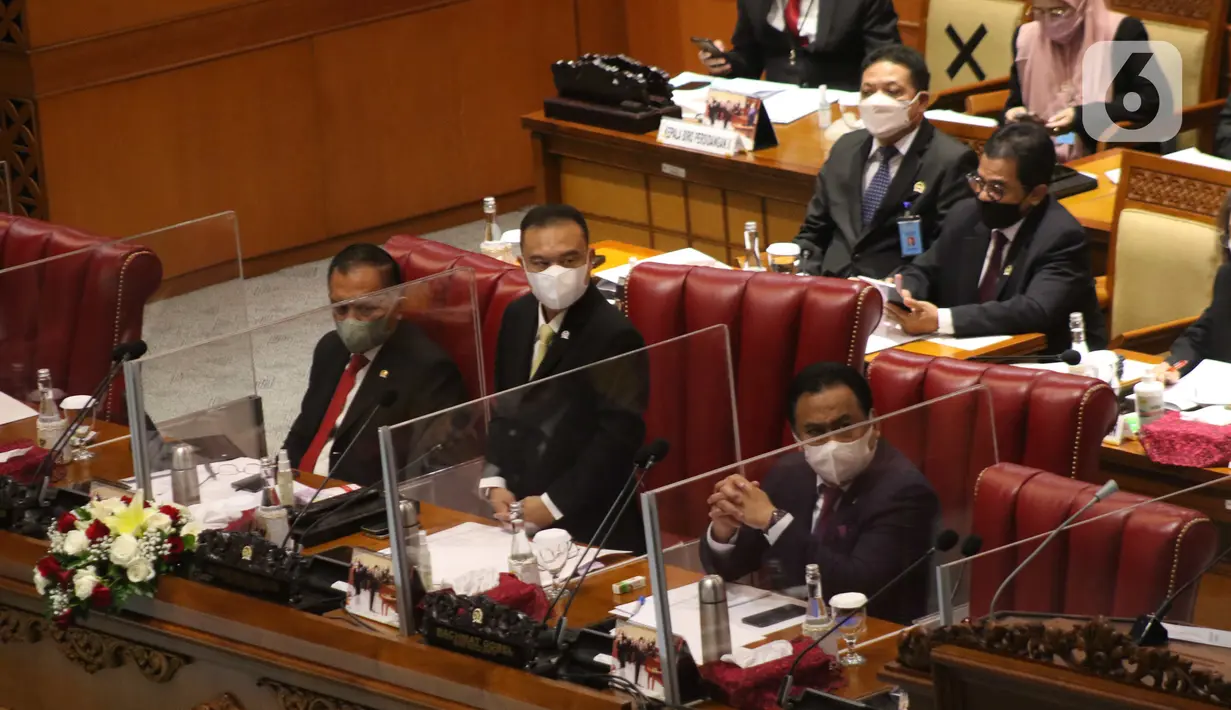 Wakil Ketua DPR Sufmi Dasco Ahmad didampingi wakil Ketua DPR Rachmad Gobel dan Lodewijk Paulus saat rapat paripurna ke-14 masa persidangan III tahun sidang 2021-2022 di Gedung Nusantara II, Kompleks Parlemen, Senayan, Jakarta, Selasa (8/2/2022). (Liputan6.com/Angga Yuniar)