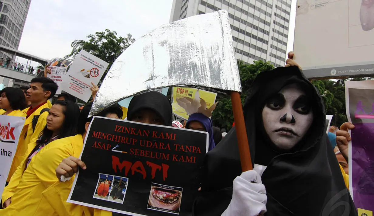 Salah satu aksi mahasiswa UI,  Fakultas Kesehatan Masyarakat, di Bundaran HI, Jakarta, Minggu (30/11/2014). (Liputan6.com/Faizal Fanani) 