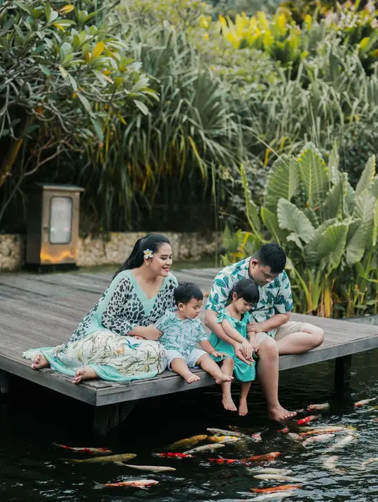 Tak sendirian, pemotretan kali ini ia juga ditemani suami dan anak-anaknya. Mereka pun tampil kompak dalam balutan summer outfit.  (Instagram/garyevan).