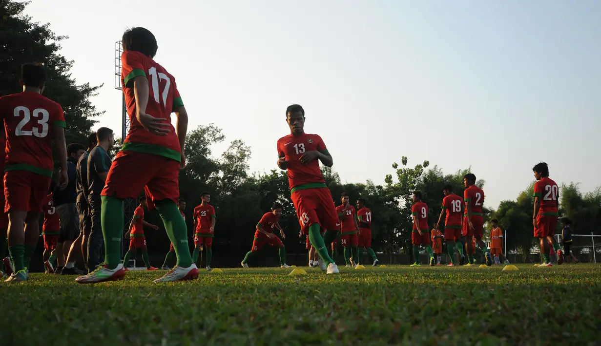 Jelang berlaga di Sea Games XXVIII Singapura, Timnas Indonesia U-23 kembali melakukan latihan di Lapangan Sutasoma Halim Perdanakusuma, Jakarta, Sabtu (23/5/2015). Tampak, pemain timnas U-23 saat melakukan pemanasan. (Liputan6.com/Helmi Fithriansyah)