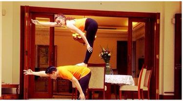 Acroyoga Perpaduan Yoga Dan Akrobat Favorit Olla Ramlan Beauty Fimela Com