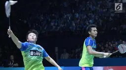 Ganda campuran Indonesia, Tontowi Ahmad/Liliyana Natsir mengembalikan kok ke arah Chan Peng Soon/Goh Liu Ying (Malaysia) pada Final Indonesia Open 2018 di Istora GBK, Minggu (8/7). Tontowi/Liliyana unggul 21-17, 21-8. (Liputan6.com/Helmi Fithriansyah)