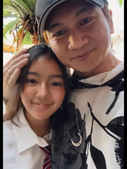 Dimomen penting putrinya, musisi Anji menyempatkan untuk hadir. Melalui akun instagramnya, Anji membagikan momen merayakan kelulusan putrinya bersama Sheila Marcia dan Dimas Akira. [Instagram/duniamanji]