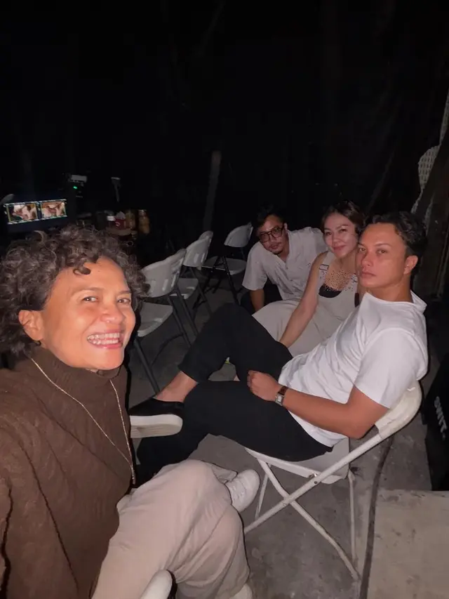 6 Potret Nicholas Saputra di Lokasi Syuting 'Rangga & Cinta', Jadi Co-Producer